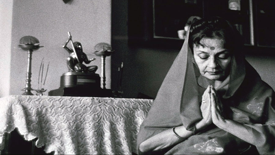 Famous actress Nadira praying-duly Jewish and fully Indian.